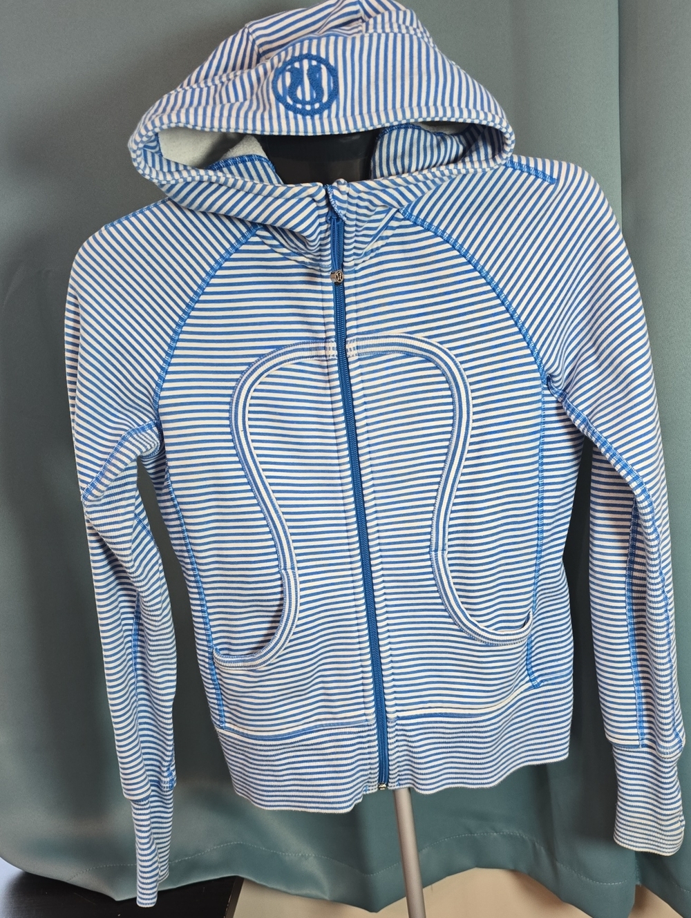 Lululemon Scuba Hoodie *Stretch
Slope Stripe Printed Polar Cream Beaming Blue 6